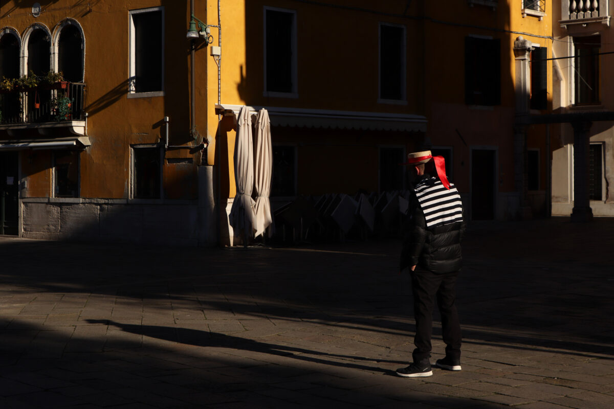 Venezia Venedig Gondoliere Streetfotografie Campo Santo Stefano