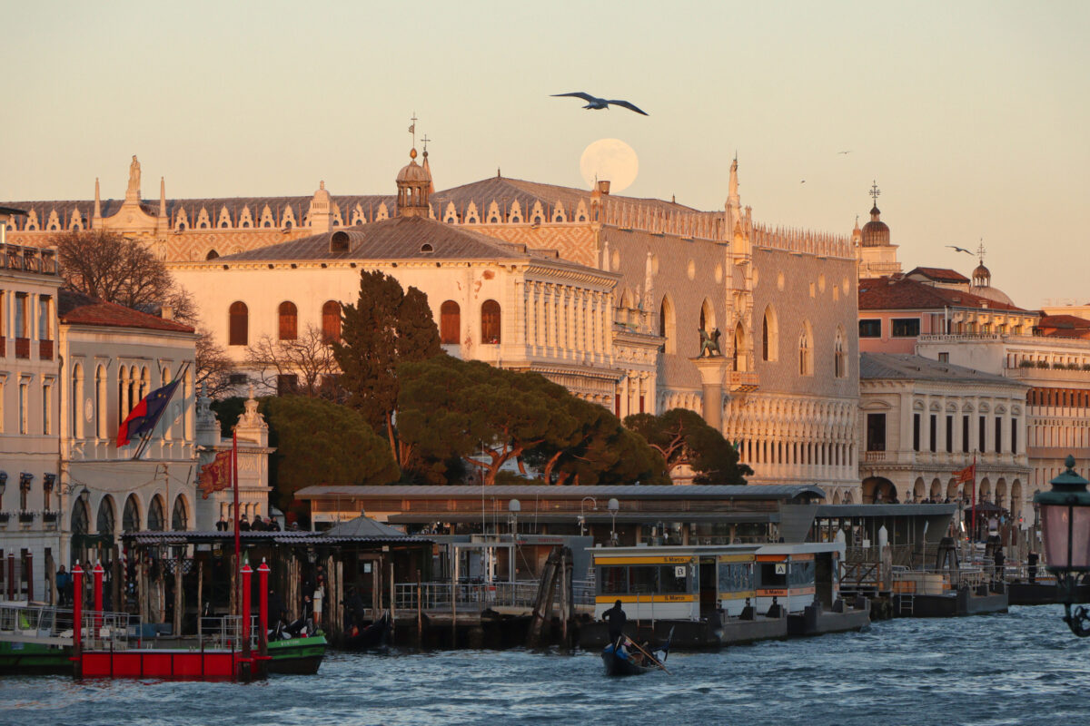 Venezia Venedig Canal Grande Fondamenta Salute Dogenpalast Vollmond Abends Goldene Stunde