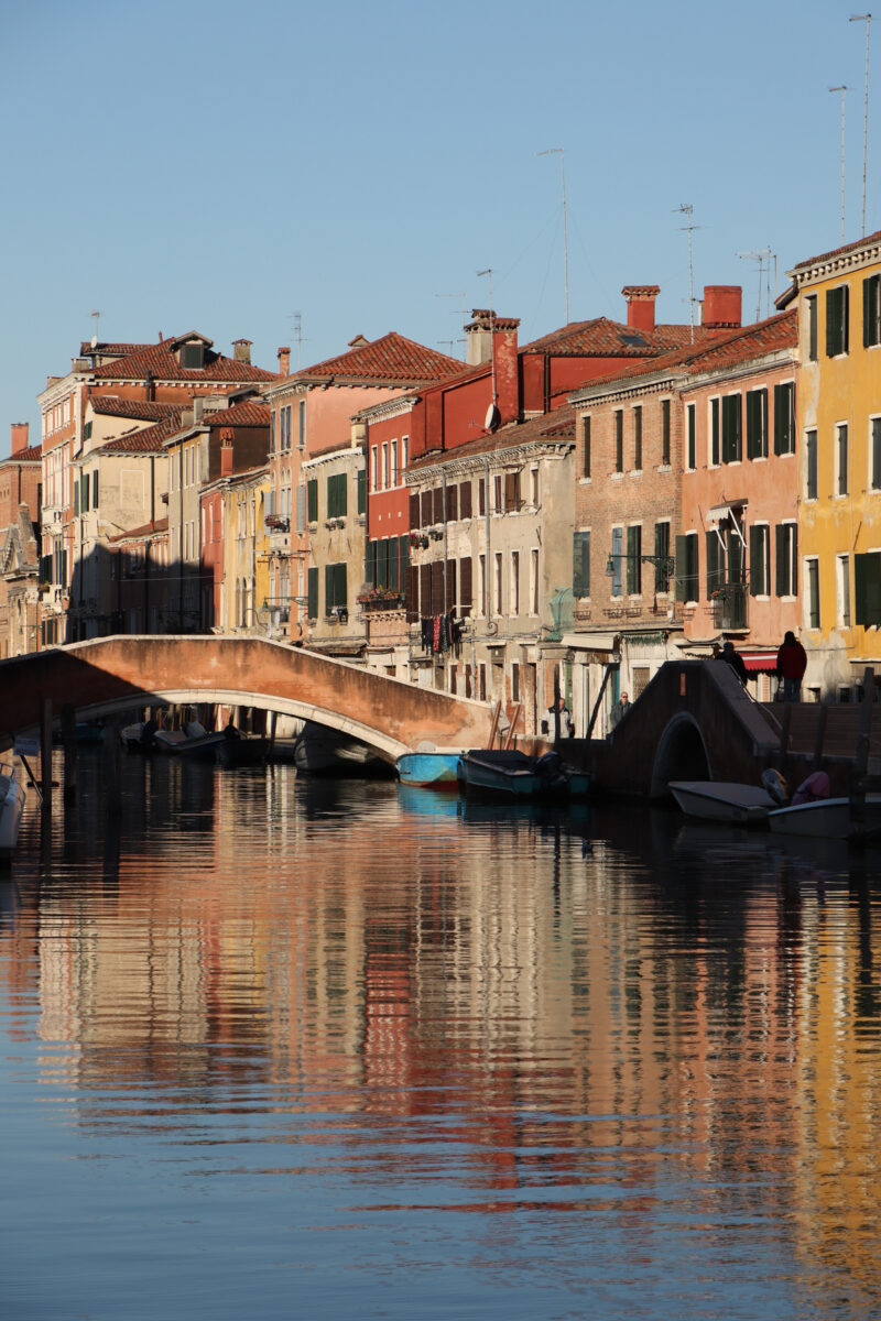 Venezia Venedig Cannaregio Kanal bunte Häuser Brücken Spiegelung