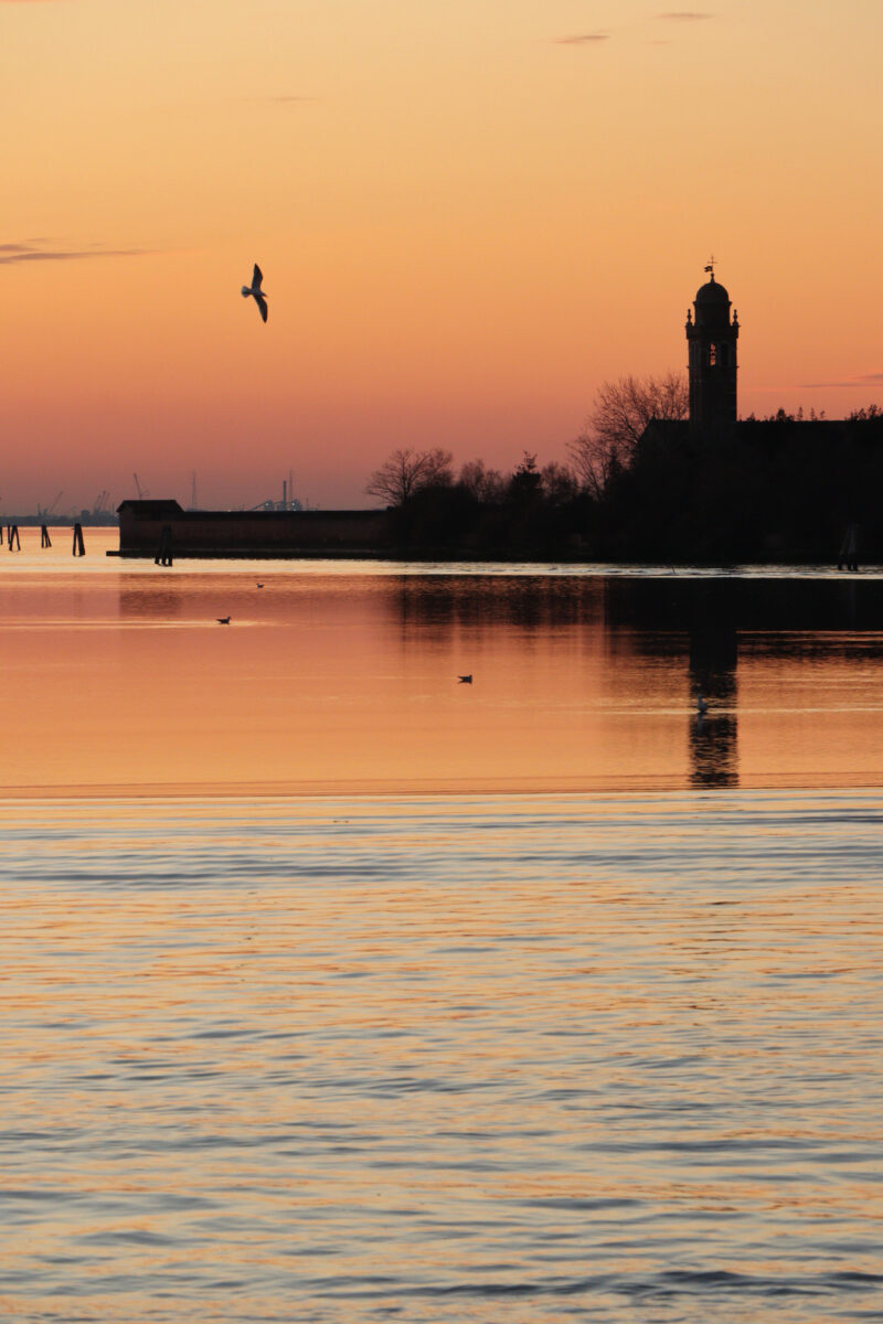 Venezia Venedig Burano Lagune Mazzorbo Kirchturm Sonnenuntergang Abends