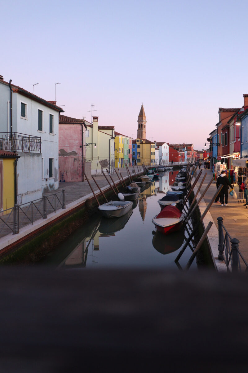 Venezia Venedig Burano Kanal Bunte Häuser Kirchturm Abends Blaue Stunde
