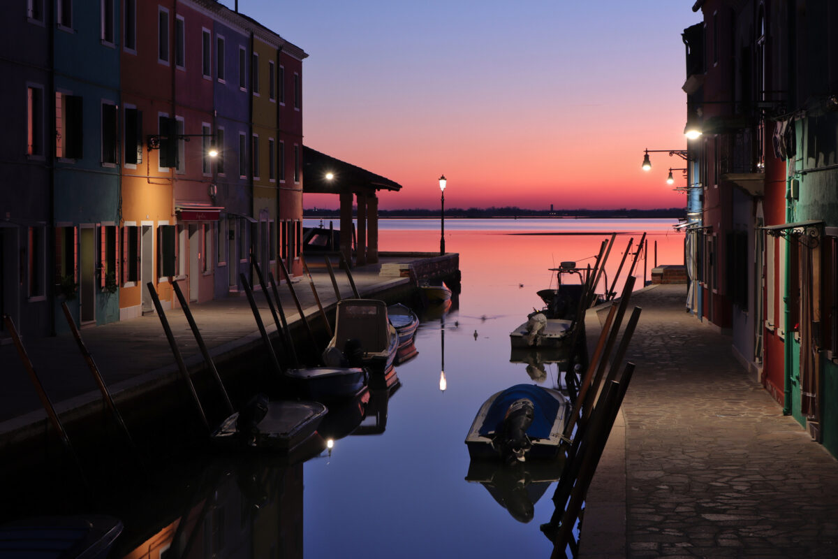 Venezia Venedig Burano Kanal Bunte Häuser Abends Sonnenuntergang Lagune Blaue Stunde