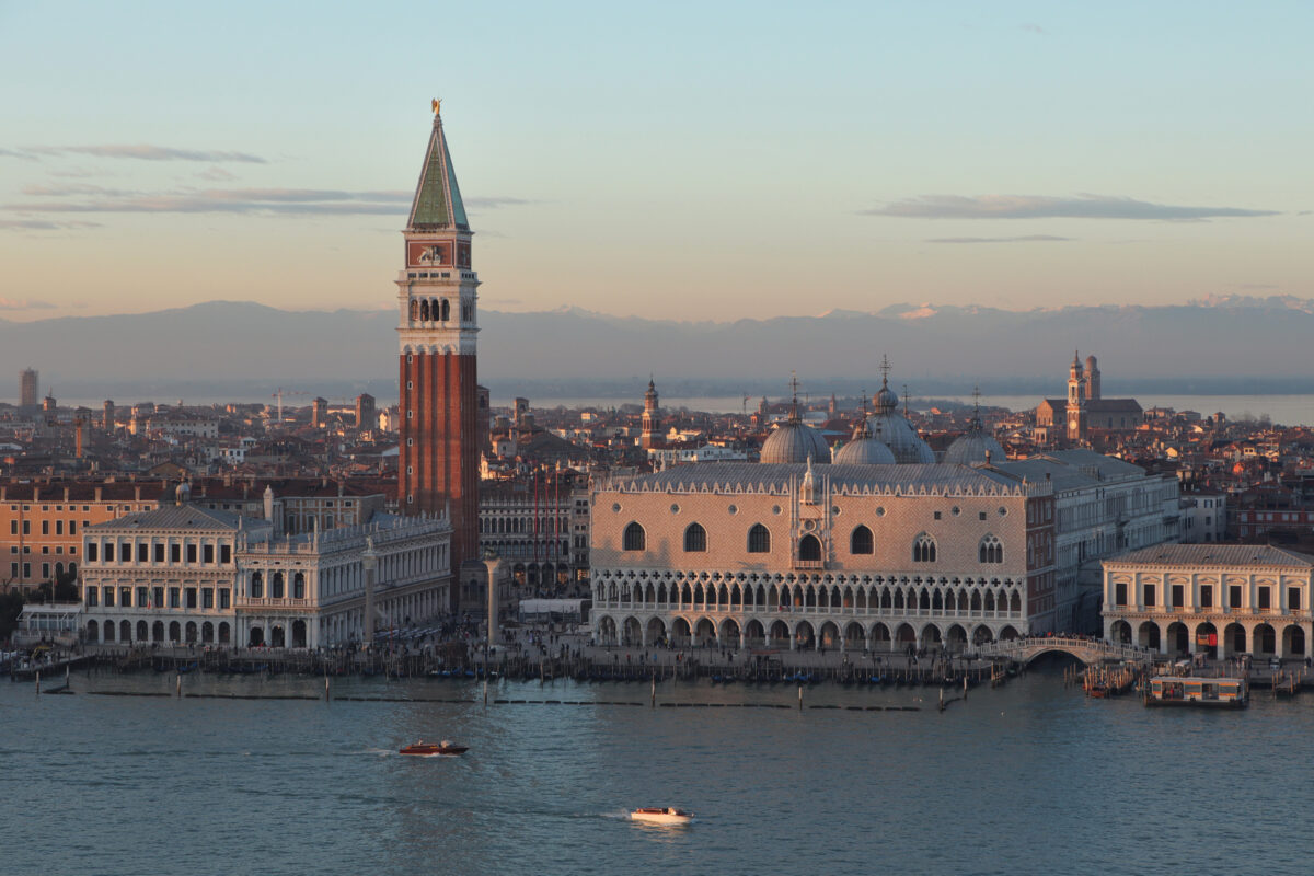 Venezia Venedig San Giorgio Maggiore Aussicht Markusplatz San Marco Abendlicht Goldene Stunde Berge Sonnenuntergang
