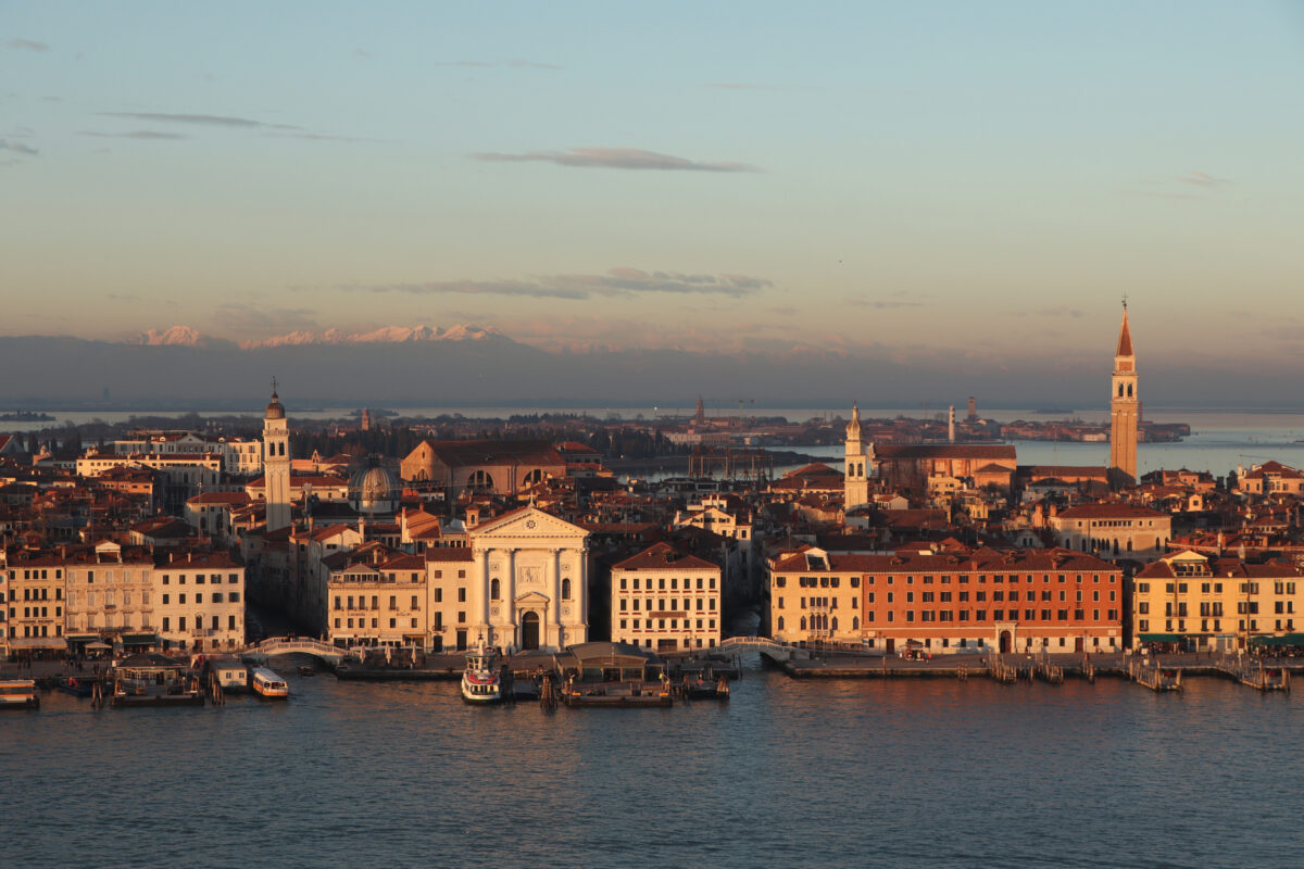 Venezia Venedig San Giorgio Maggiore Aussicht Riva degli Schiavoni Goldene Stunde Abendlicht Berge Lagune