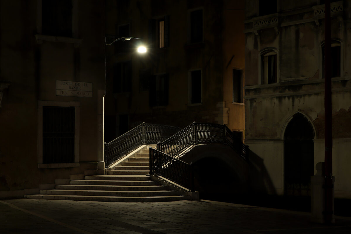 Venezia Venedig Ponte de le Bande Campo Santa Maria Formosa Nachts im Dunkeln Straßenlaterne Castello Brücke Gasse