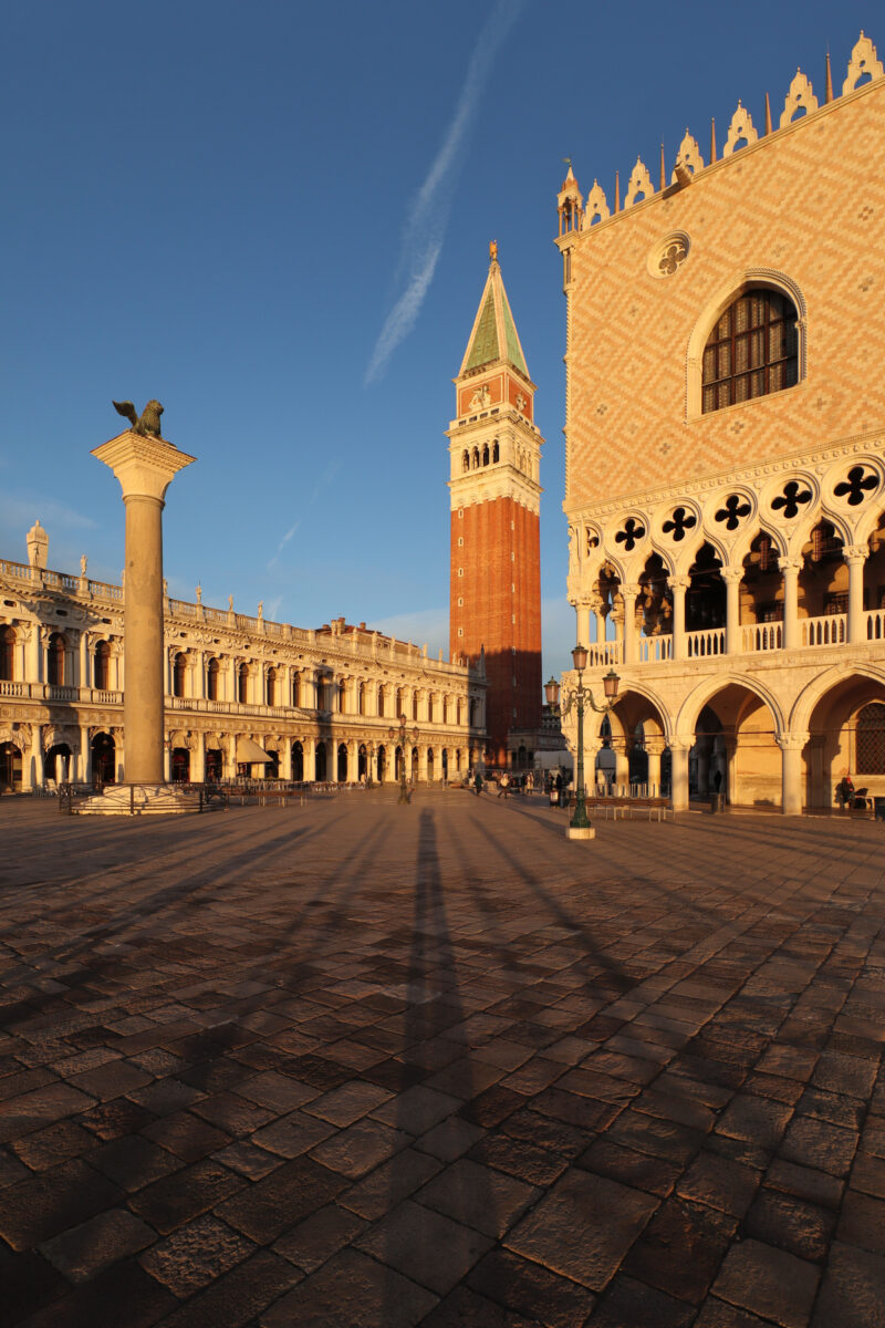 Venezia Venedig Piazza San Marco Campanile Markusplatz ohne Touristen Morgens Morgenlicht Goldene Stunde