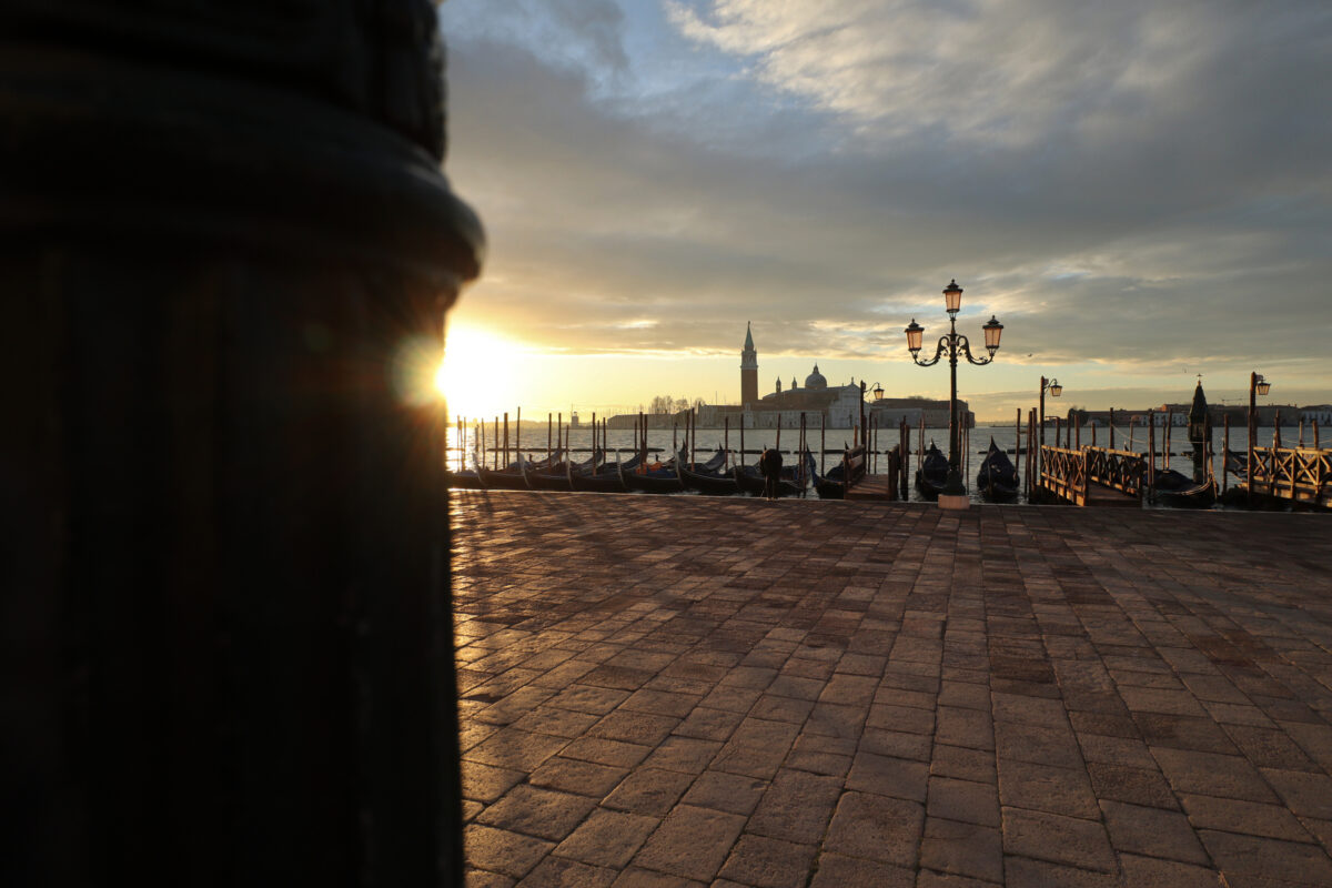 Venezia Venedig Riva degli Schiavoni ohne Touristen Gondeln San Giorgio Maggiore Morgens Goldene Stunde Sonnenaufgang