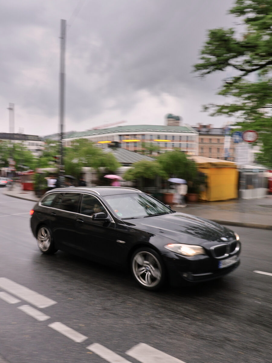 München Viktualienmarkt Streetfotografie Auto Mitzieher Gewitter Regen