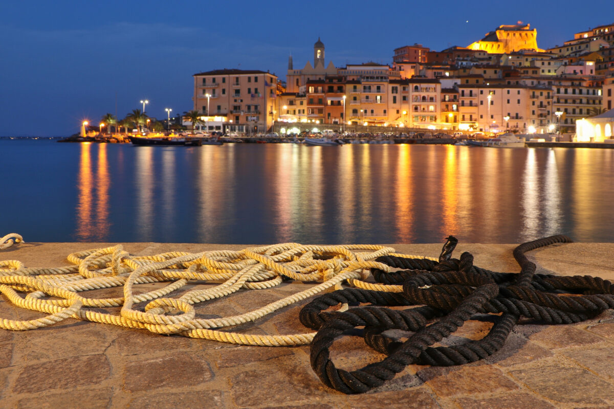 Blaue Stunde im Hafen von Porto Santo Stefano Toskana Italien