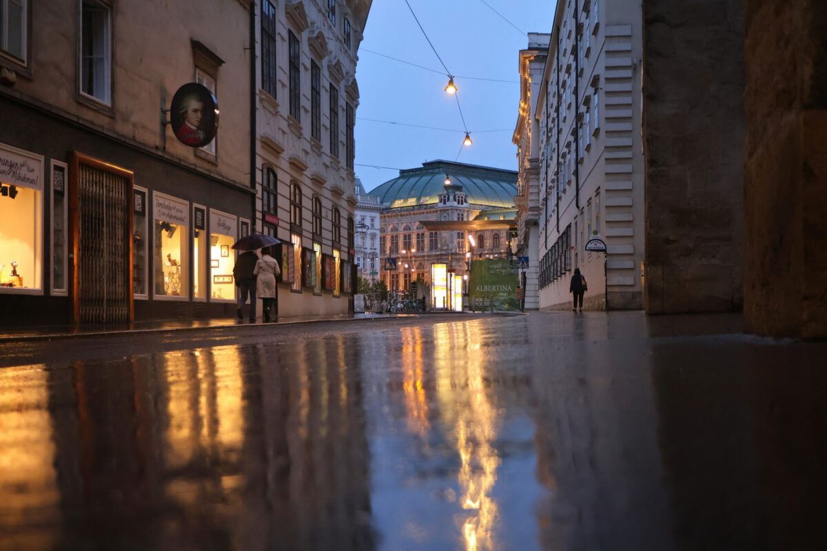 Wien Innere Stadt Altstadt Oper Blaue Stunde Regen Spiegelung Pfützen