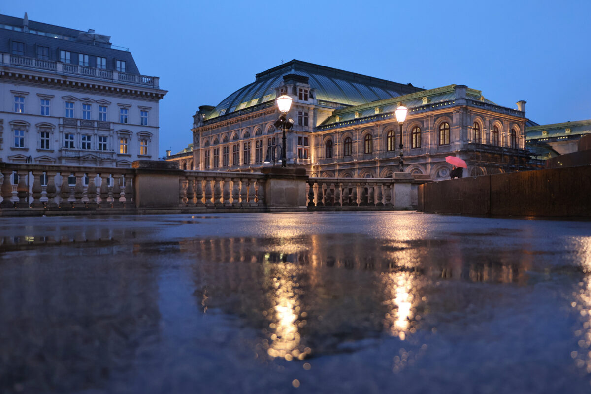 Wien Innere Stadt Altstadt Albertina Oper Blaue Stunde Abends Regen Spiegelung Pfützen