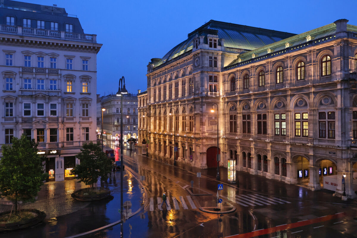 Wien Innere Stadt Altstadt Albertina Oper Blaue Stunde Abends Regen Spiegelung