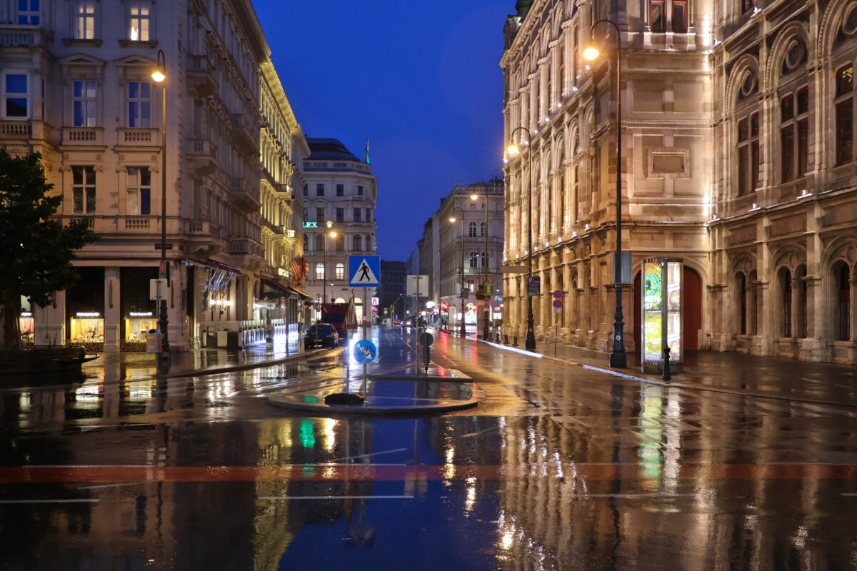 Wien Innere Stadt Altstadt Oper Blaue Stunde Nachts Regen Spiegelung Pfützen
