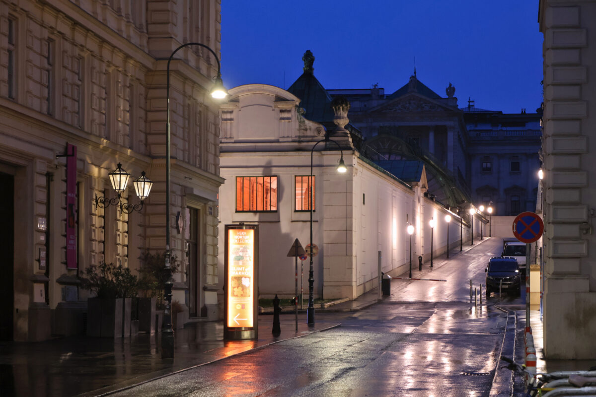 Wien Innere Stadt Altstadt Burggarten Hofburg Blaue Stunde Nachts Regen Spiegelung