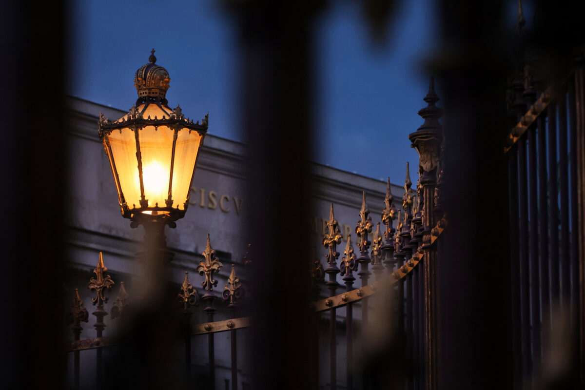 Wien Innere Stadt Altstadt Hofburg Burgtor Laterne Details Blaue Stunde Abends