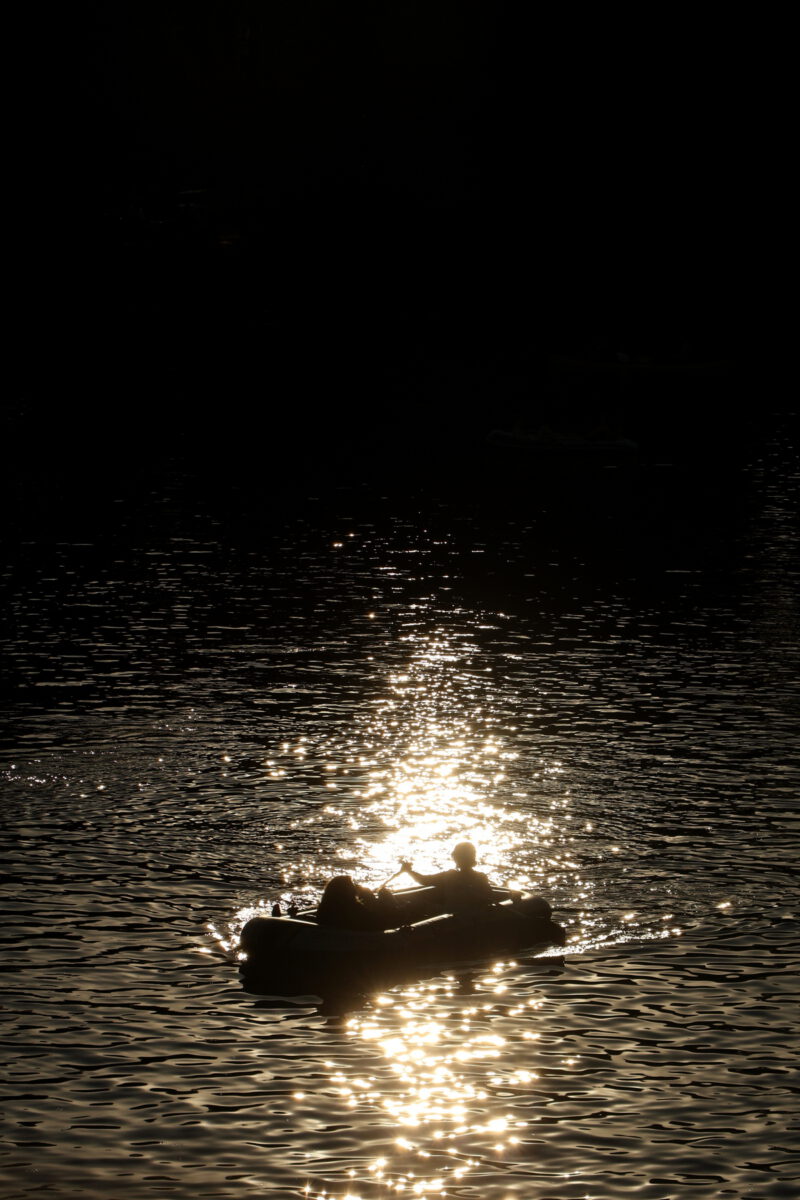 Hamburg Außenalster Winterhude Schlauchboot Silhouette Goldene Stunde