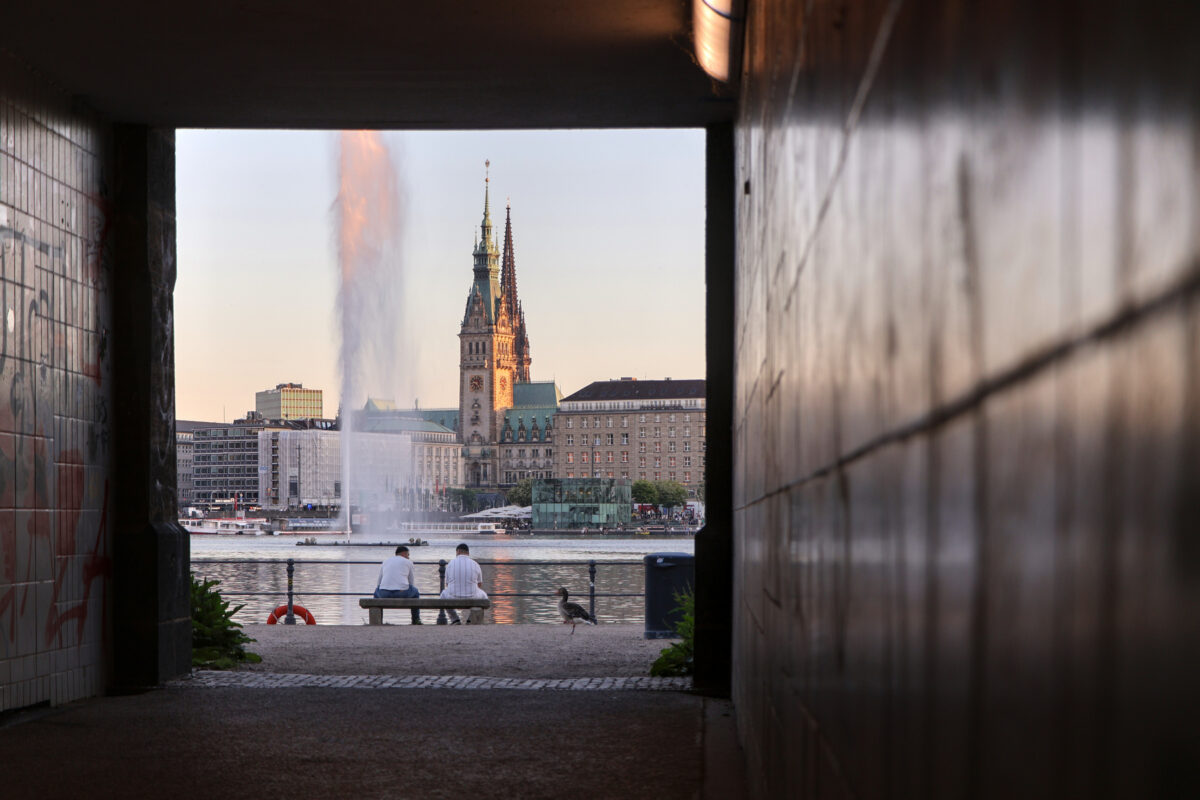 Hamburg Binnenalster Alsterfontäne Rathaus Tunnel Goldene Stunde Sonnenuntergang