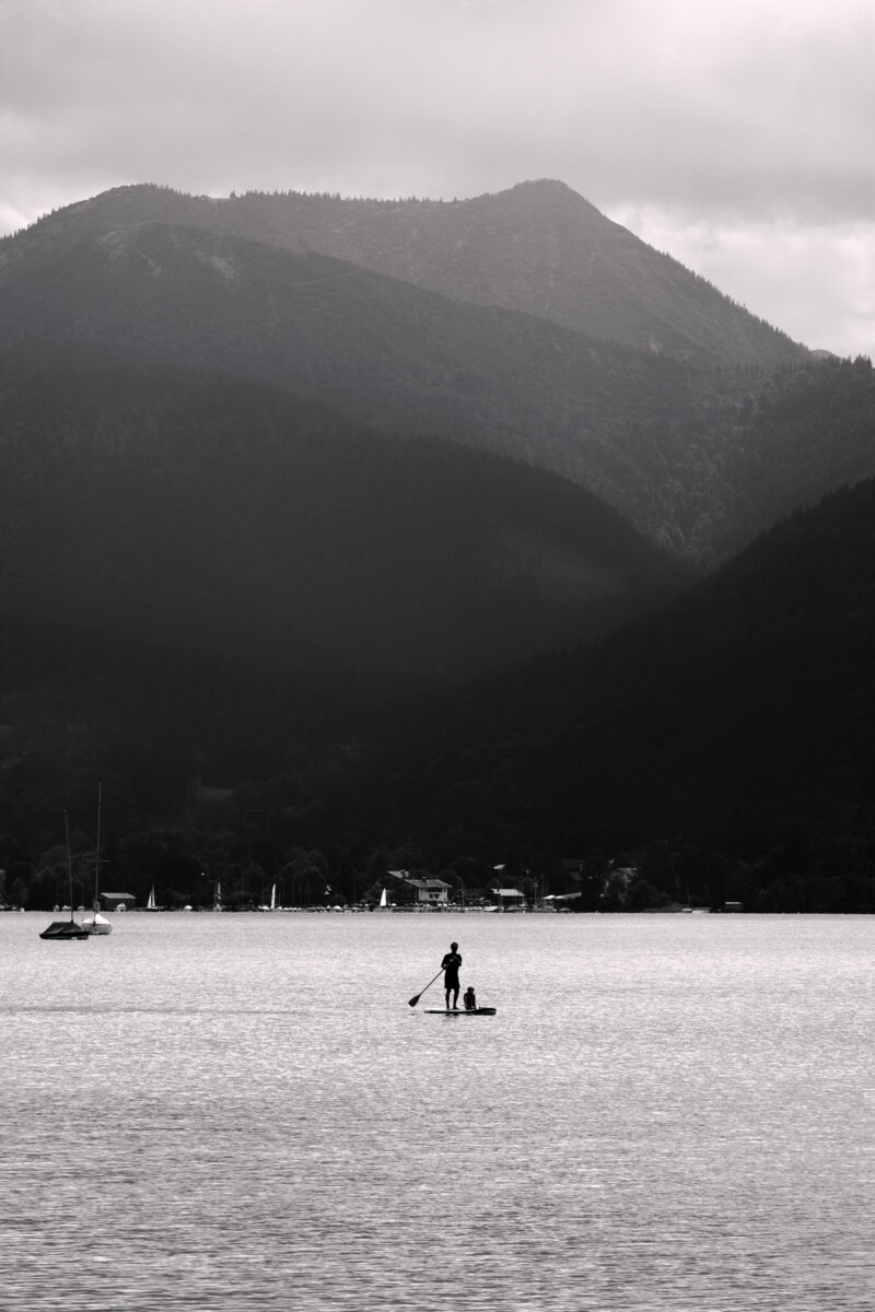 Tegernsee Stand-Up Paddle Silhouette Schwarz-Weiß