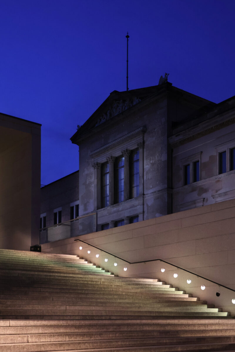Berlin Museumsinsel Pergamonmuseum Neues Museum Treppe Blaue Stunde abends
