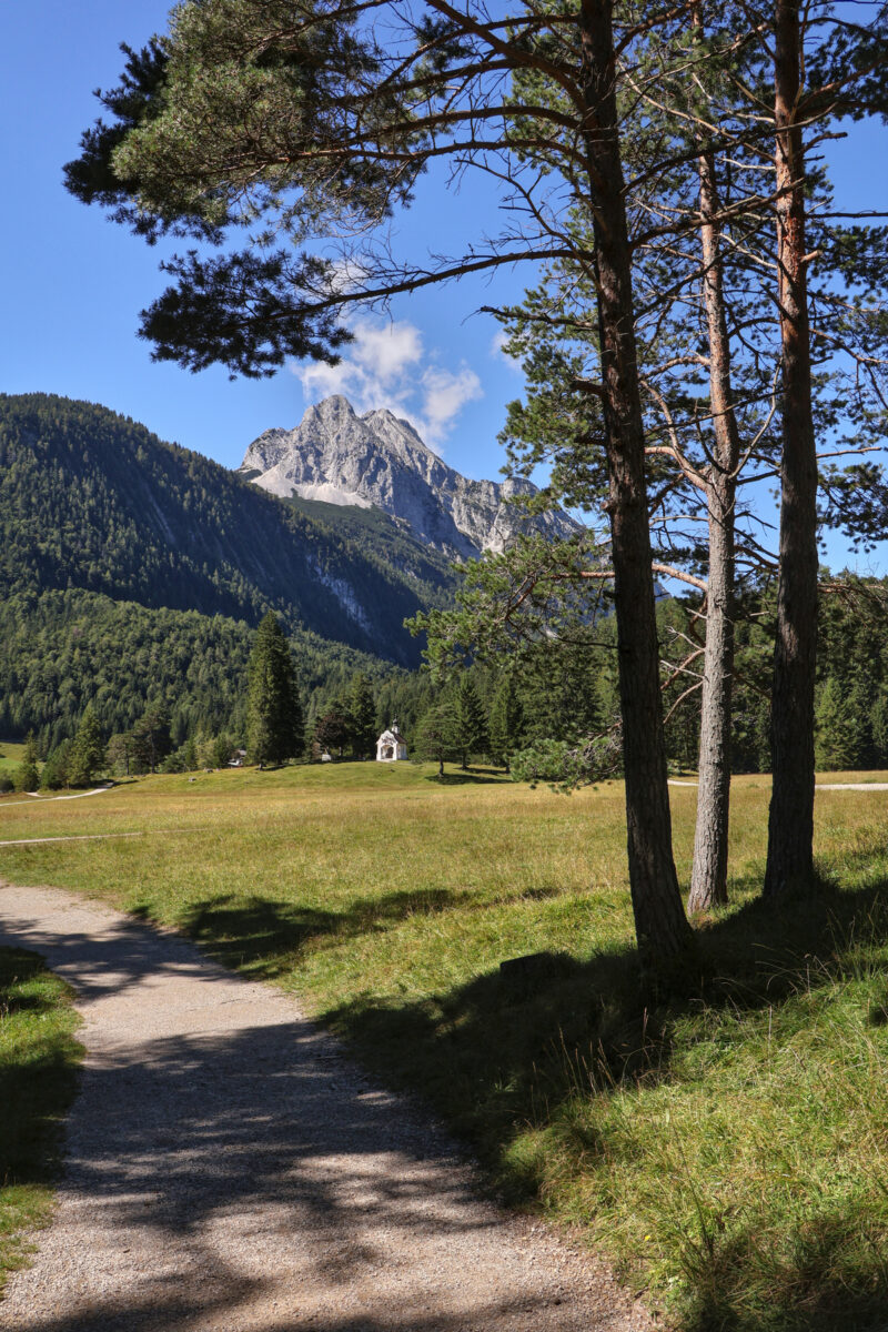 Mittenwald Lainbach Kapelle Maria Königin Wettersteinspitzen Wanderweg