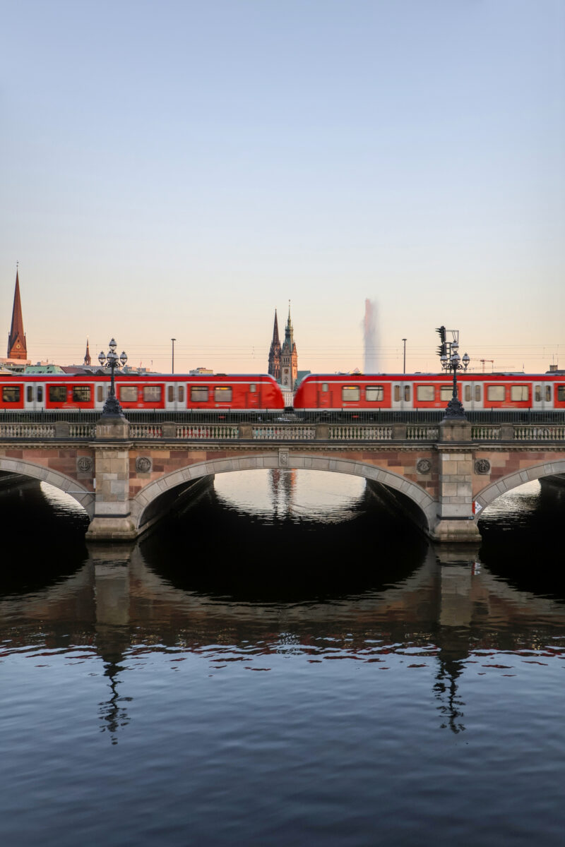 Hamburg Lombardsbrücke S-Bahn Binnenalster Rathaus Sonnenuntergang Goldene Stunde