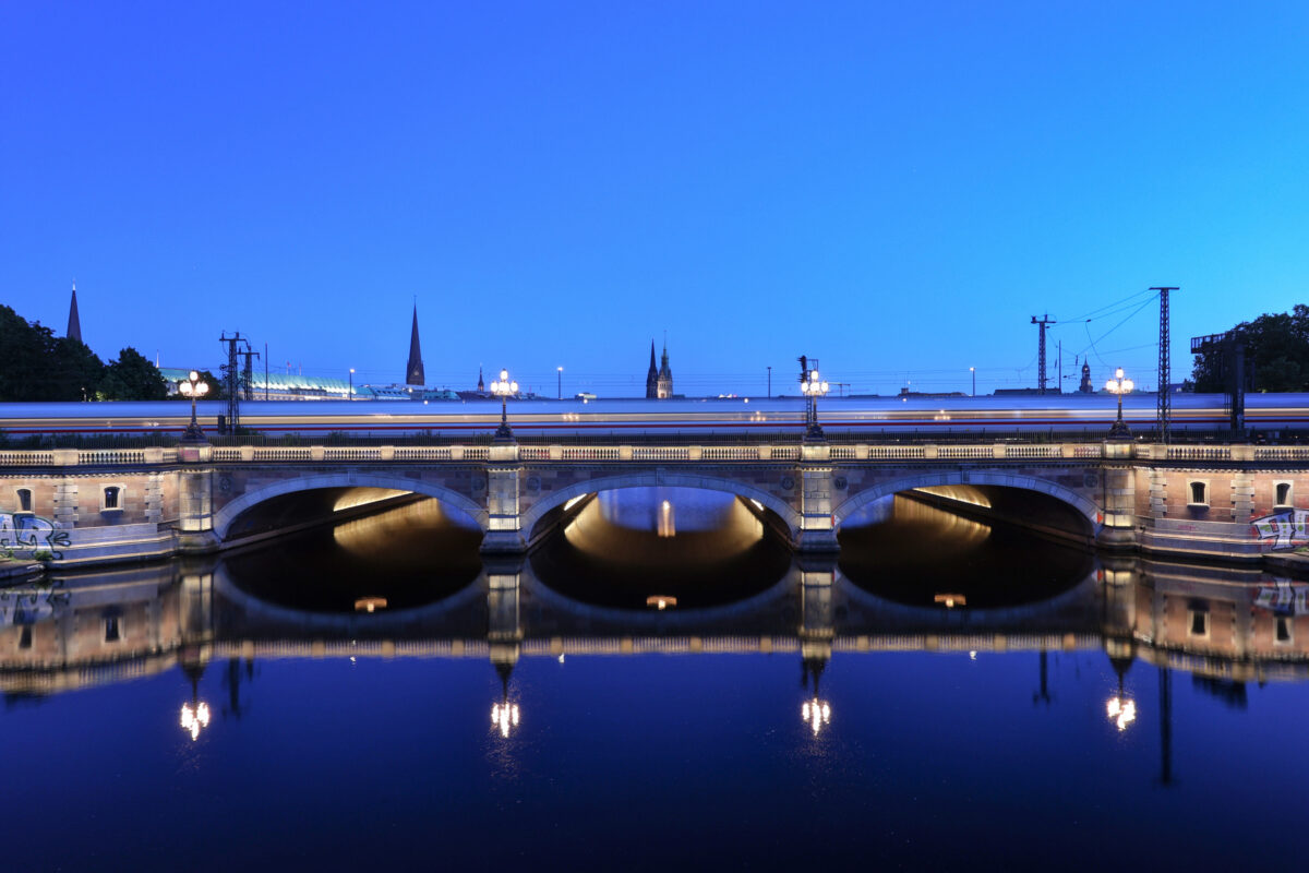 Hamburg Lombardsbrücke ICE Langzeitbelichtung Binnenalster Rathaus Panorama Blaue Stunde