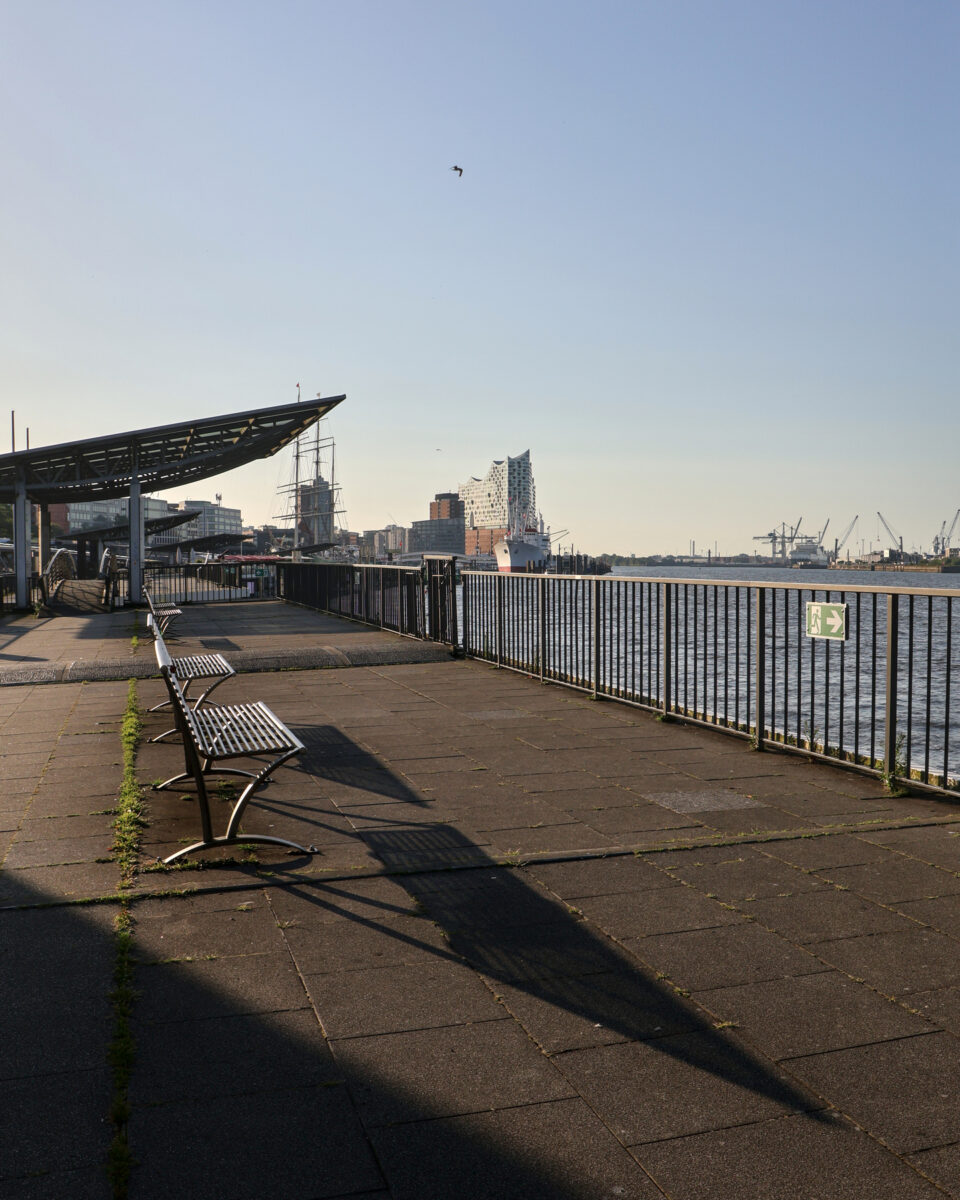 Hamburg Landungsbrücken Morgens Bänke Elbe Elbphilharmonie