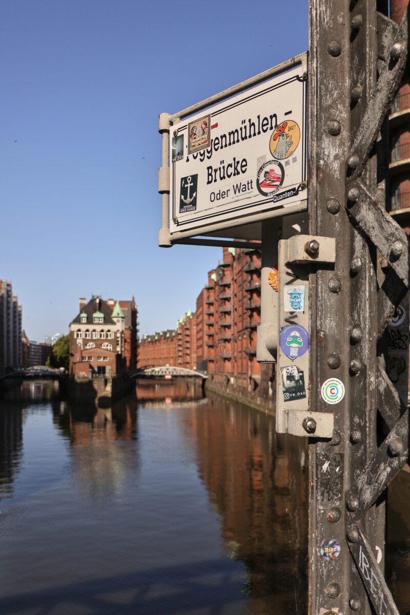 Hamburg Speicherstadt Poggenmühlenbrücke Wasserschloss