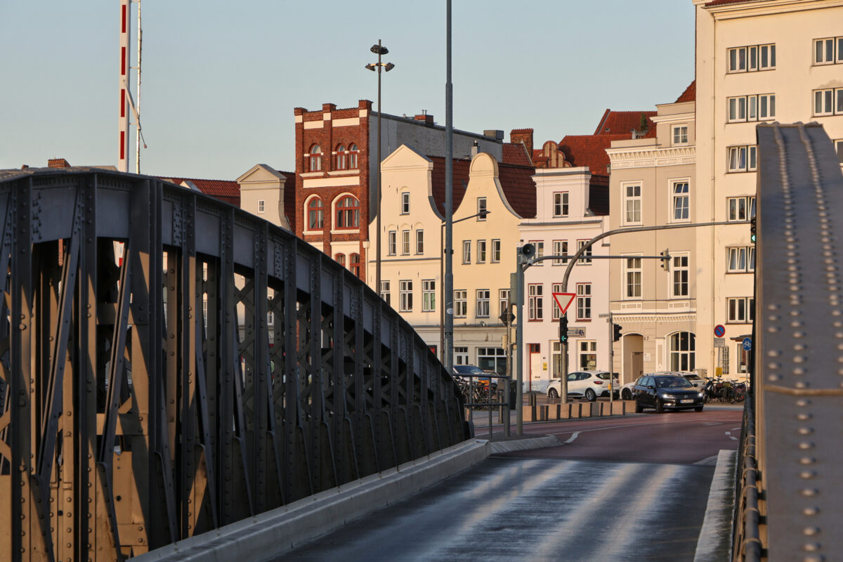 Lübeck Museumshafen an der Untertrave Brücke Altstadt Goldene Stunde Abends