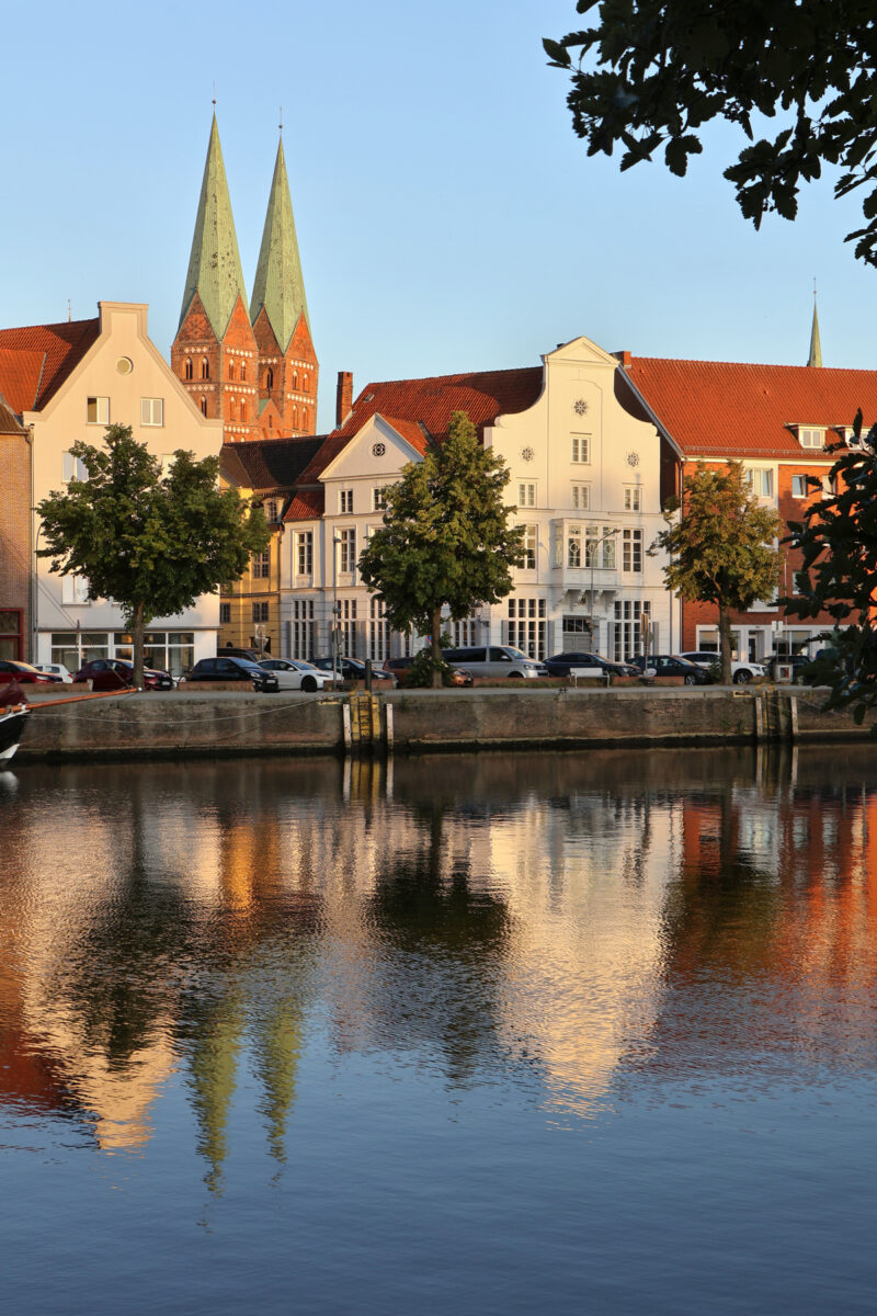 Lübeck Trave Altstadt Marienkirche an der Untertrave Goldene Stunde Abends Sonnenuntergang