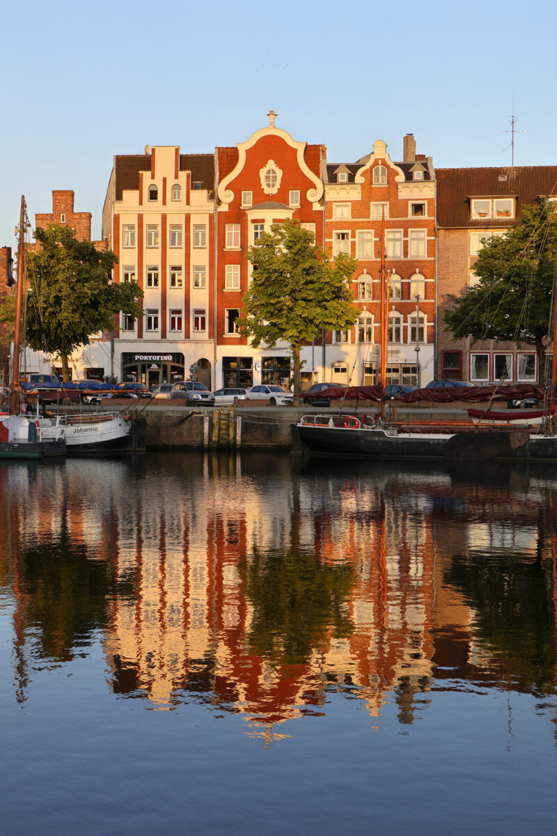 Lübeck Trave Spiegelung Altstadt an der Untertrave Goldene Stunde Abendlicht Sonnenuntergang