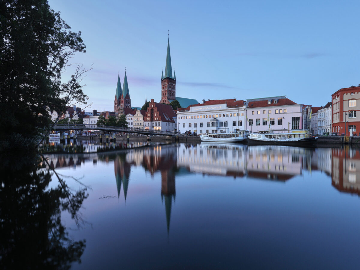 Lübeck Trave Liebesbrücke an der Obertrave Altstadt Spiegelung St. Petri Abends Blaue Stunde