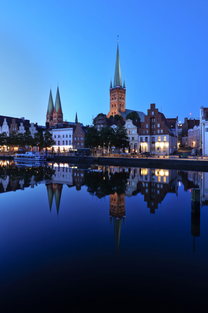 Lübeck Altstadt Trave Liebesbrücke an der Obertrave Promenade Spiegelung St. Petri Abends Blaue Stunde