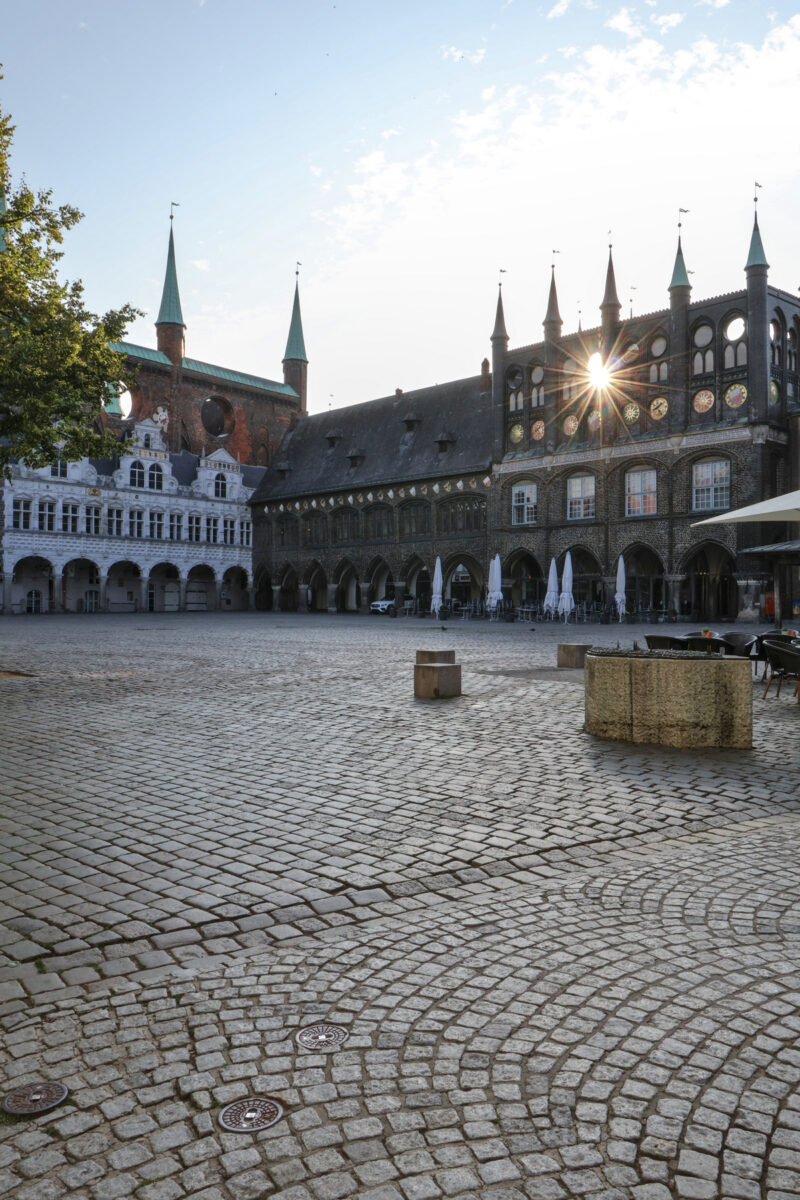 Lübeck Altstadt Historisches Rathaus Markt menschenleer morgens Sonnenstern