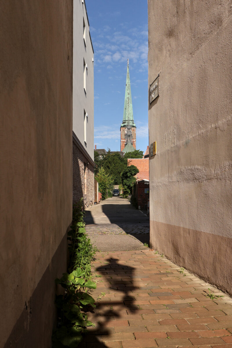 Lübeck Altstadt Gasse Laterne Schatten St. Jakobi