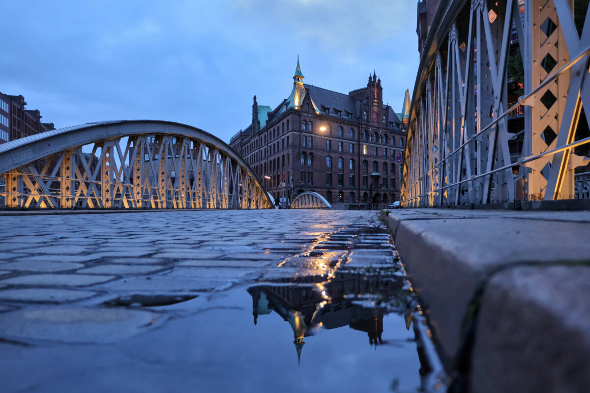 Hamburg Speicherstadt Neuerwegsbrücke Blaue Stunde Spiegelung