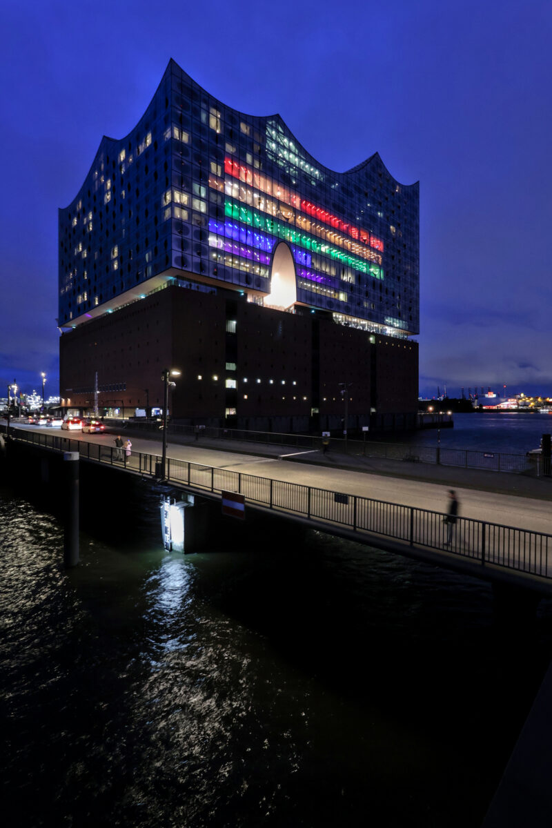 Hamburg Elbphilharmonie CSD Regenbogenflagge Pride Lichter Blaue Stunde