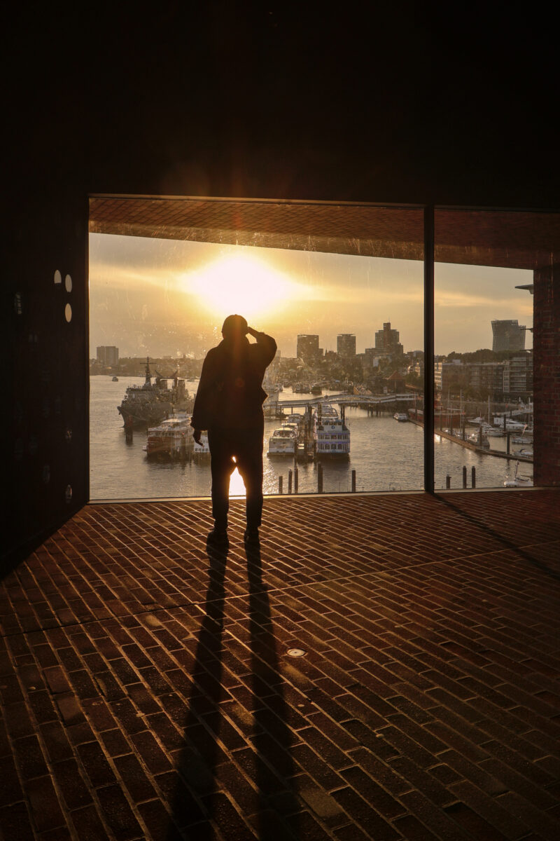 Hamburg Elbphilharmonie Ausblick Panorama Hafen Sonnenuntergang Goldene Stunde Abendlicht Gegenlicht Silhouette