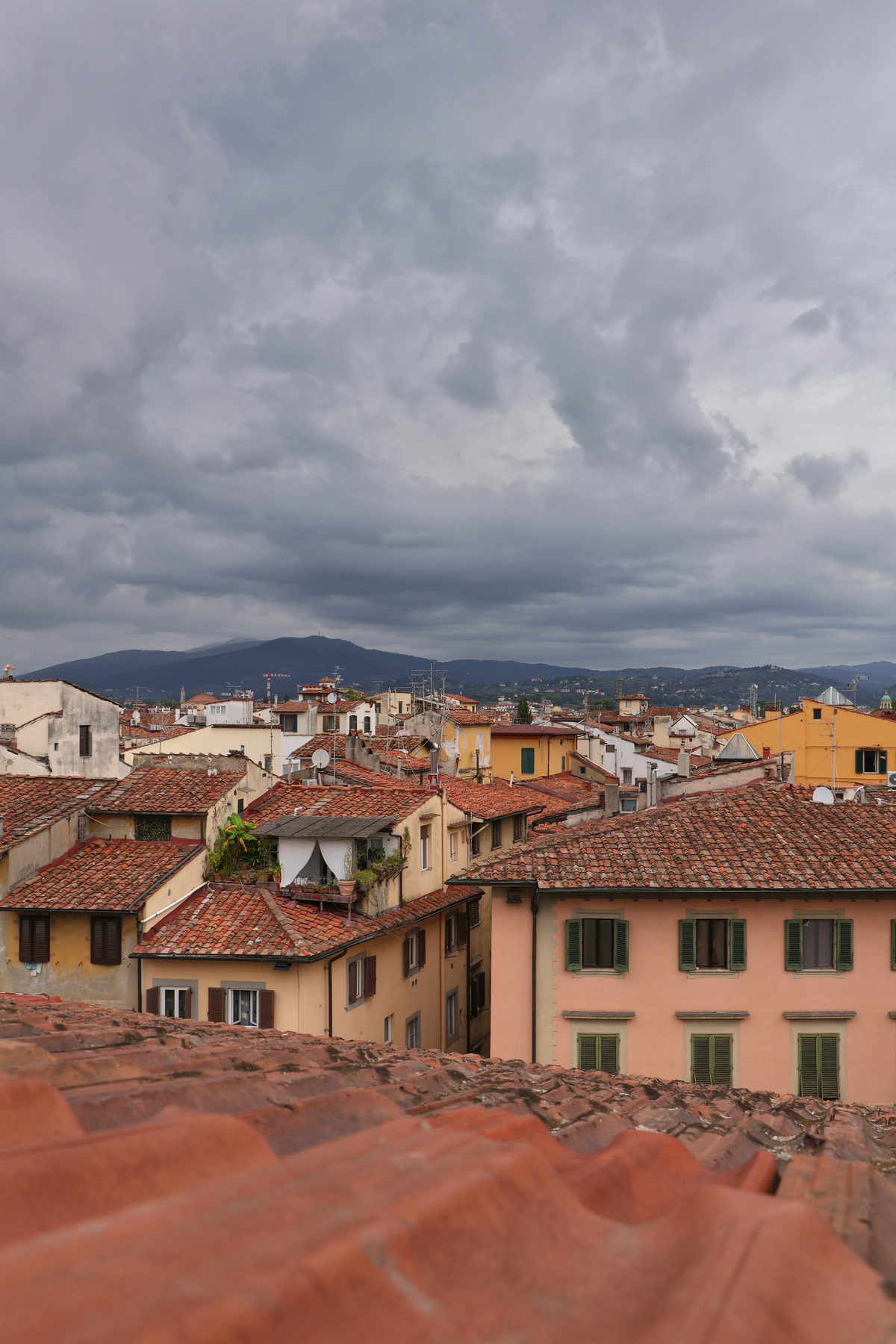 Florenz Altstadt Dachterasse Regenwolken