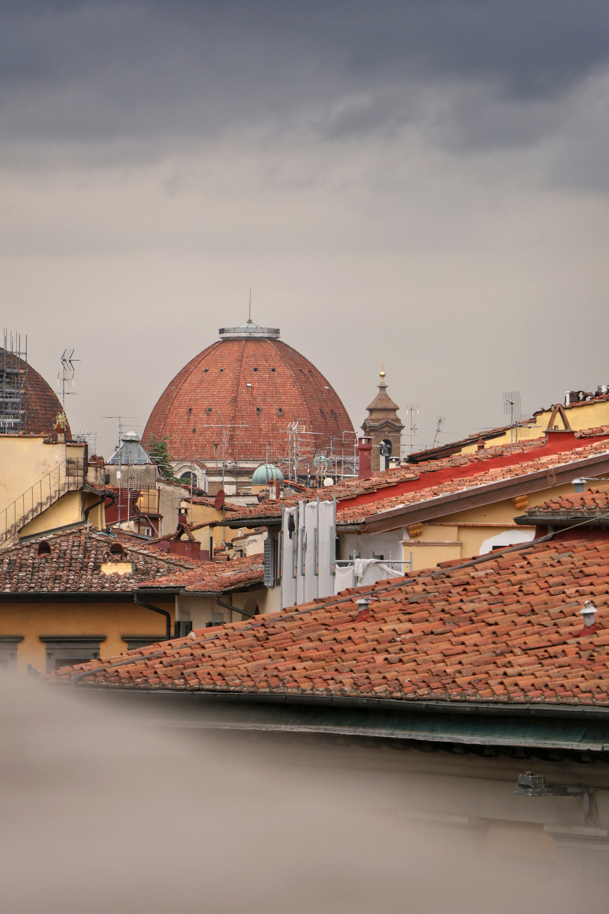 Florenz Dachterasse Basilica di San Lorenzo Kuppel Regenwolken