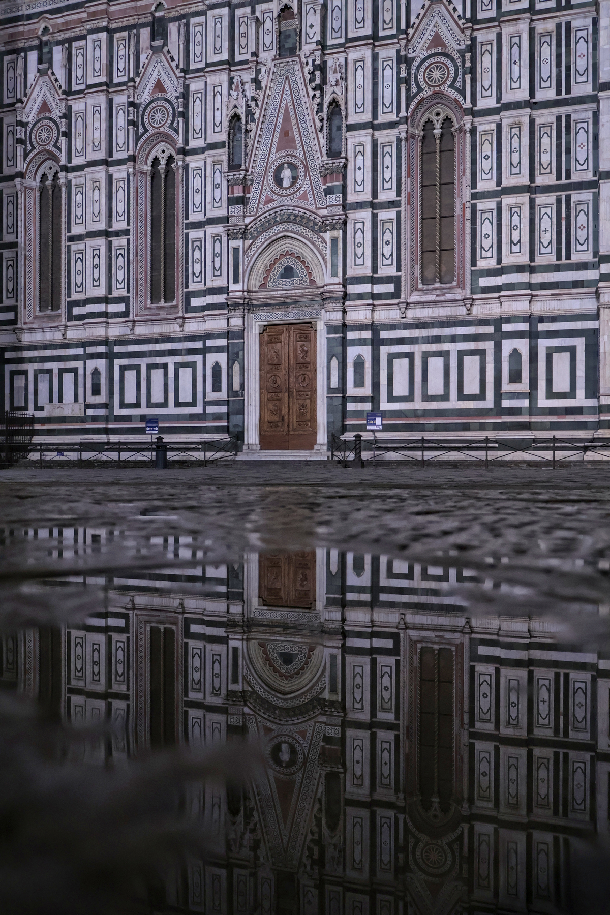 Florenz Dom Cattedrale di Santa Maria del Fiore Fassade Details Spiegelung Nachts