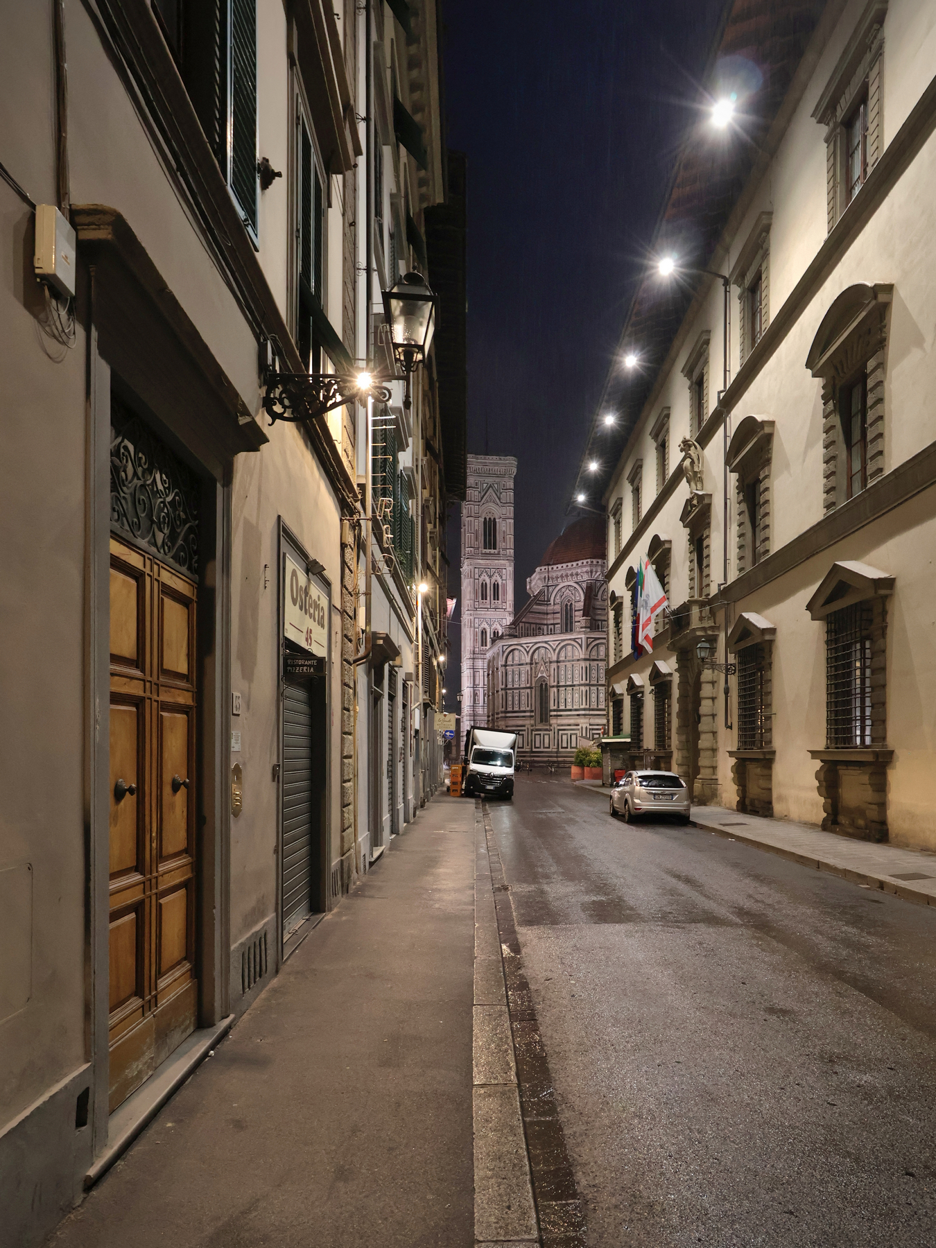Florenz Altstadt Gasse Nachts bei Regen Dom Cattedrale di Santa Maria del Fiore