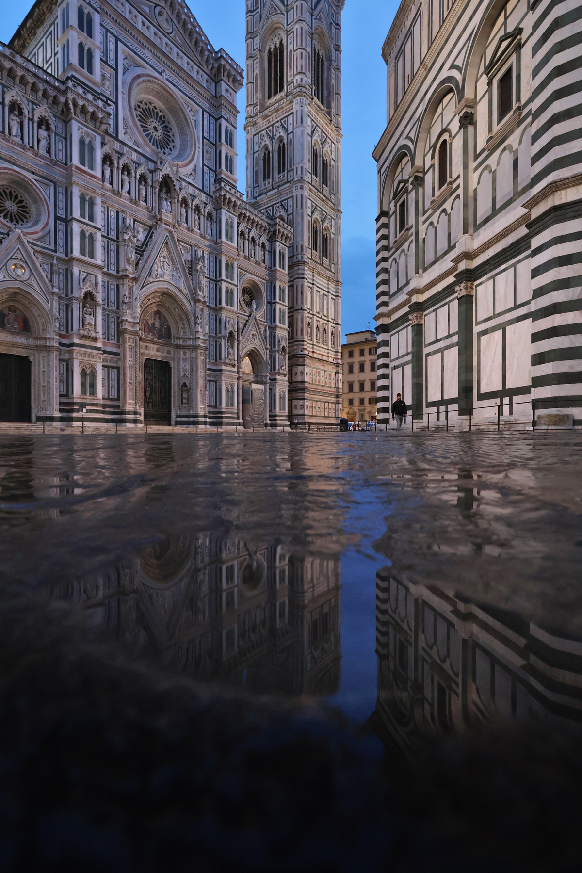 Florenz Piazza del Duomo Cattedrale di Santa Maria del Fiore Morgens Blaue Stunde Pfütze Spiegelung