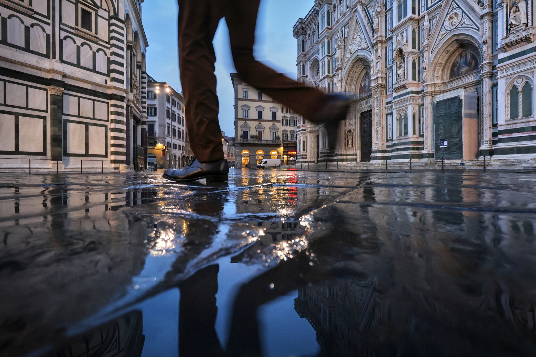 Florenz Piazza del Duomo Santa Maria del Fiore Morgens Blaue Stunde Streetfotografie Pfütze Spiegelung
