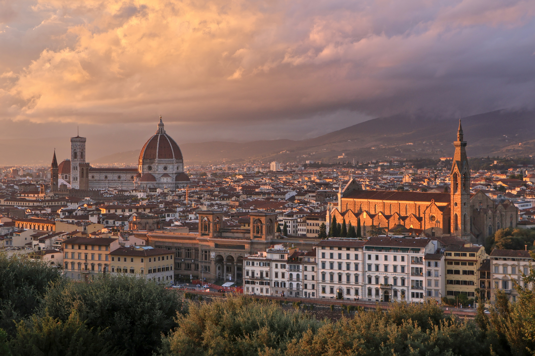 Florenz Piazzale Michelangelo Aussicht auf den Dom Cattedrale di Santa Maria del Fiore und Santa Croce bei Abendlicht Sonnenuntergang