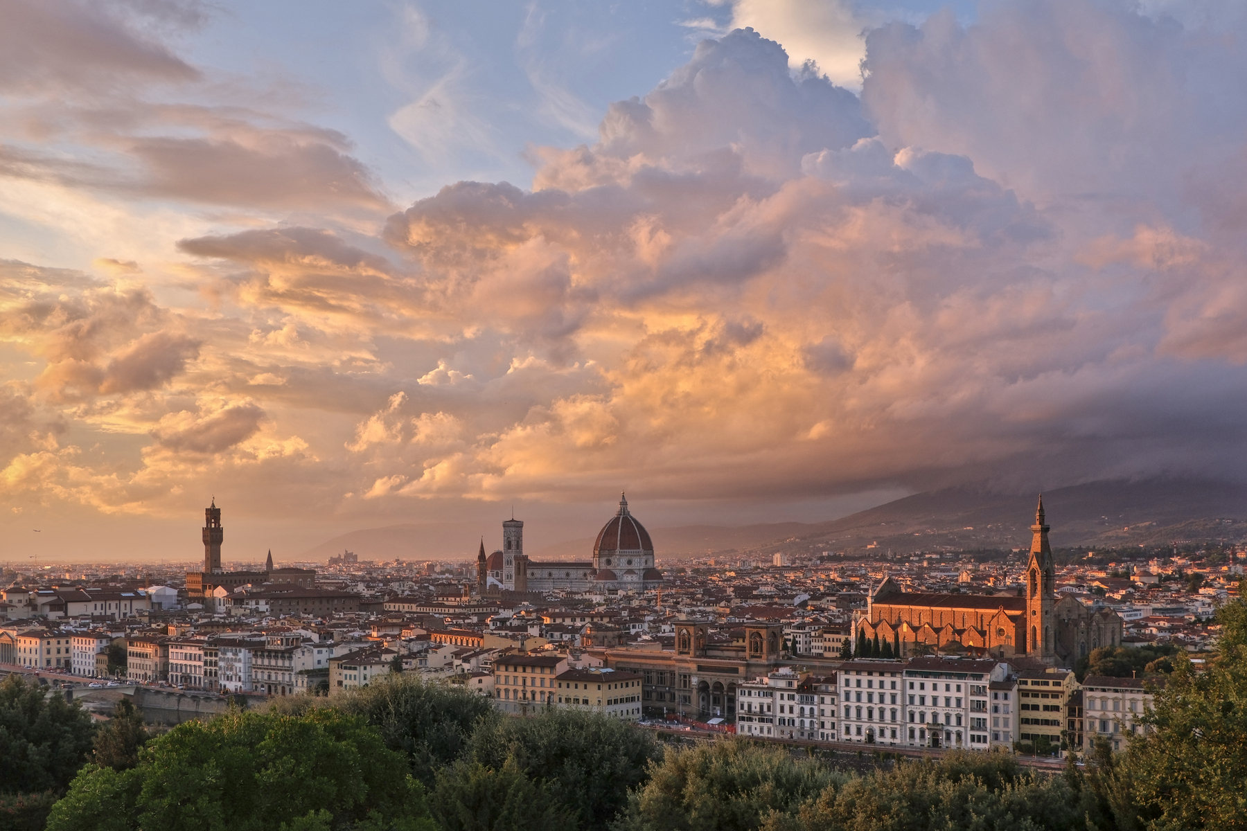 Florenz Piazzale Michelangelo Aussicht auf die Altstadt Santa Maria del Fiore Palazzo Vecchio Santa Croce bei Abendlicht Sonnenuntergang