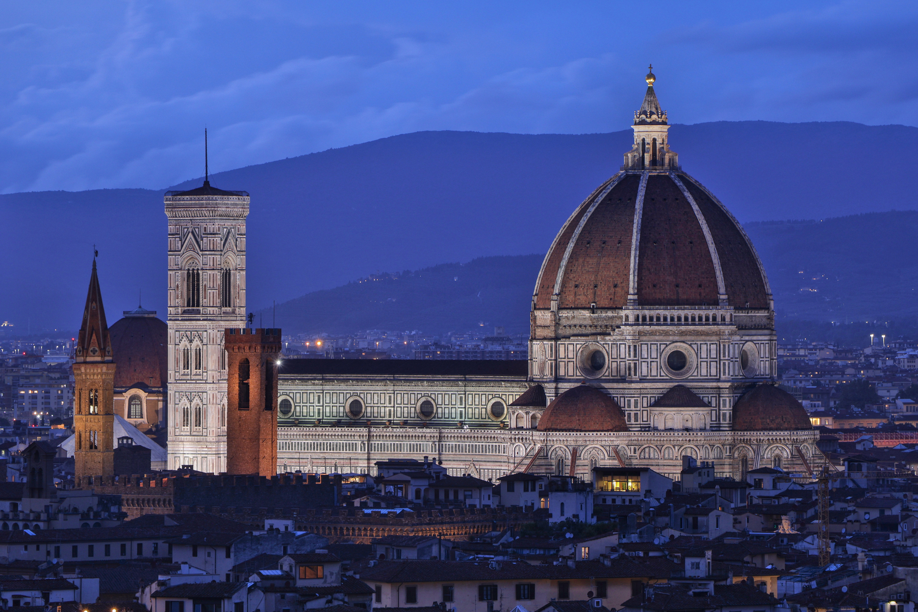 Florenz Piazzale Michelangelo Aussicht auf den Dom Cattedrale di Santa Maria del Fiore Blaue Stunde Abends
