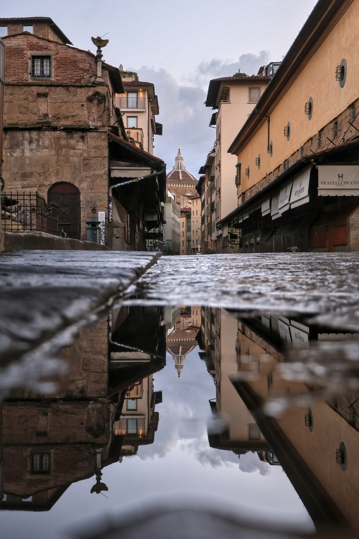 Florenz Ponte Vecchio Pfütze Spiegelung Morgenstimmung