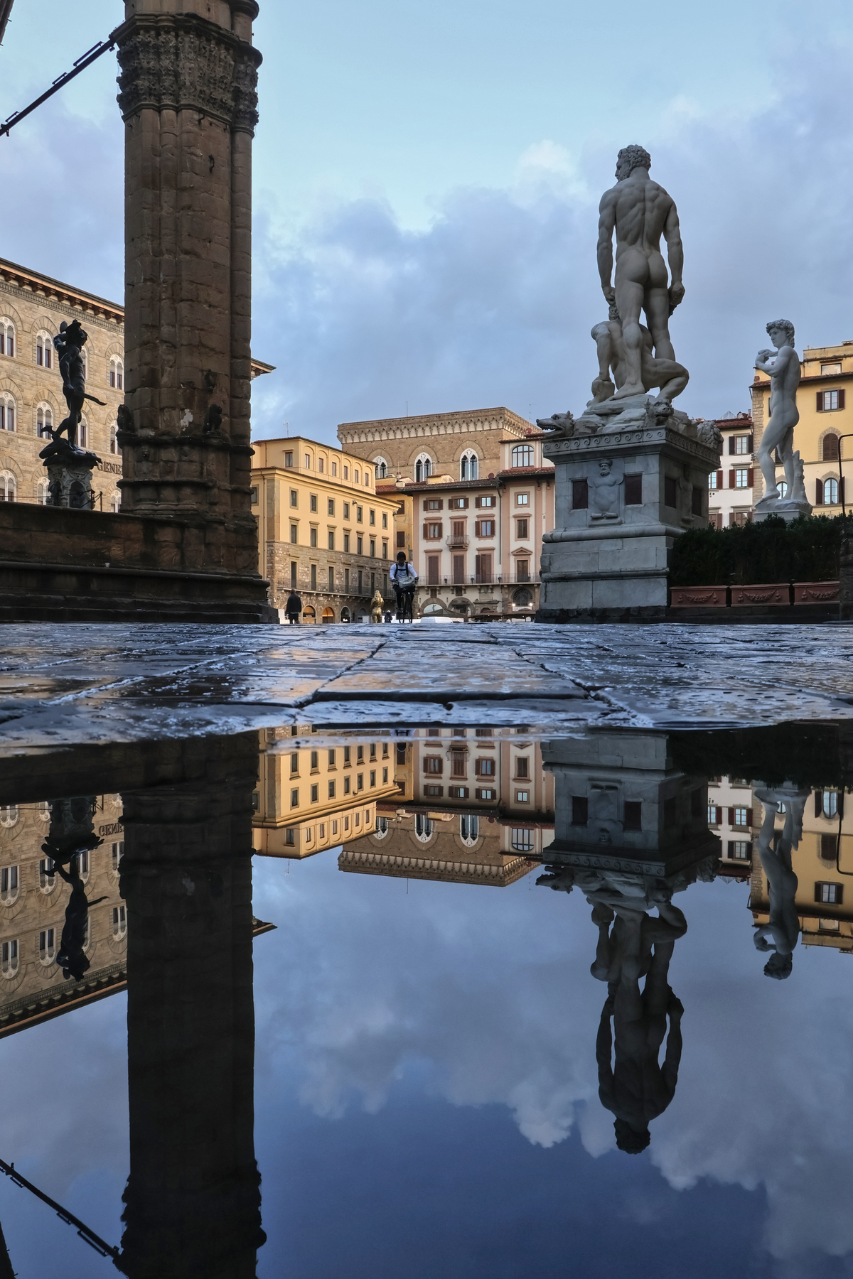 Florenz Piazza della Signoria Statuen Pfütze Spiegelung Morgens
