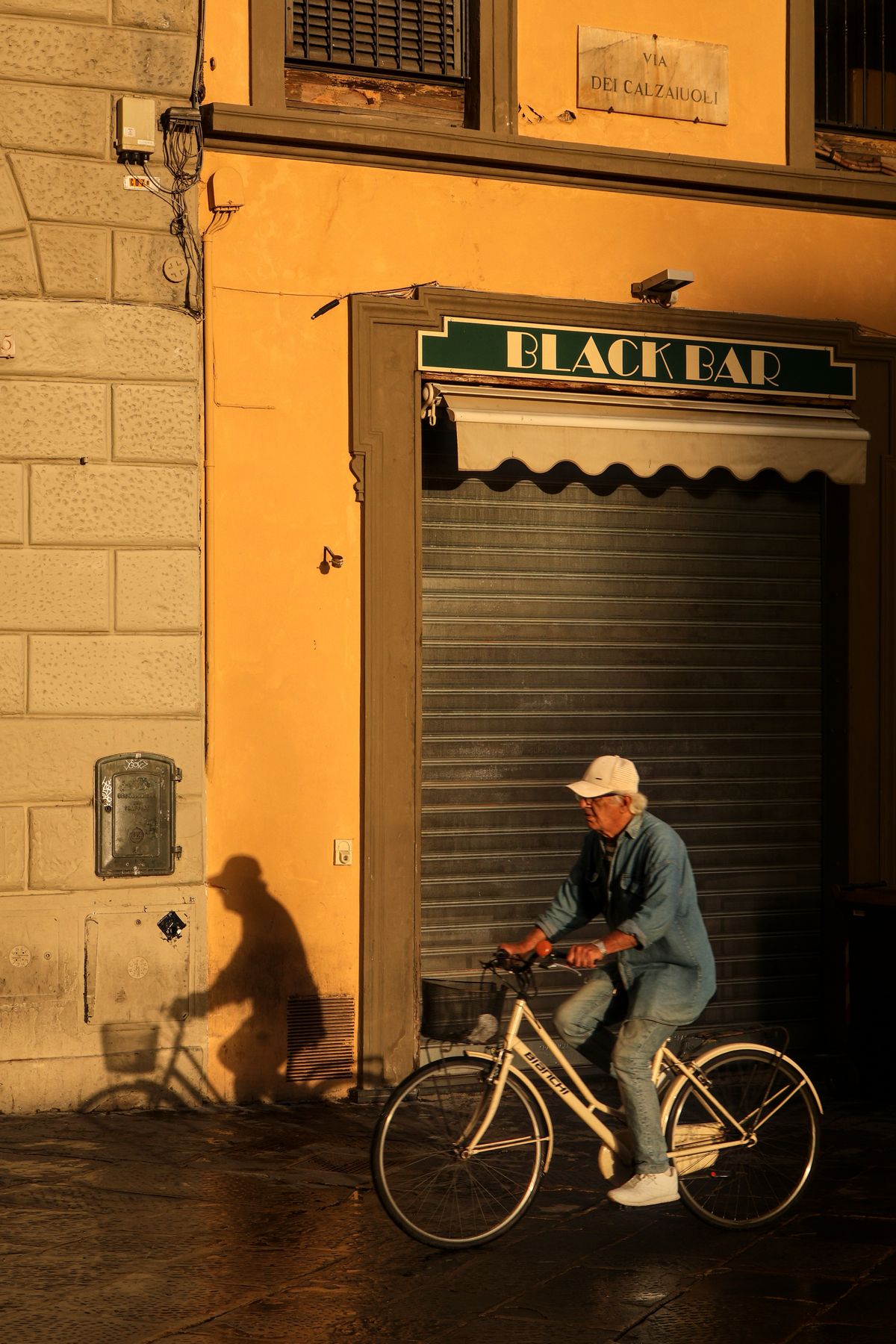Florenz Altstadt Gasse Morgenlicht Goldene Stunde Fahrrad Streetfotografie